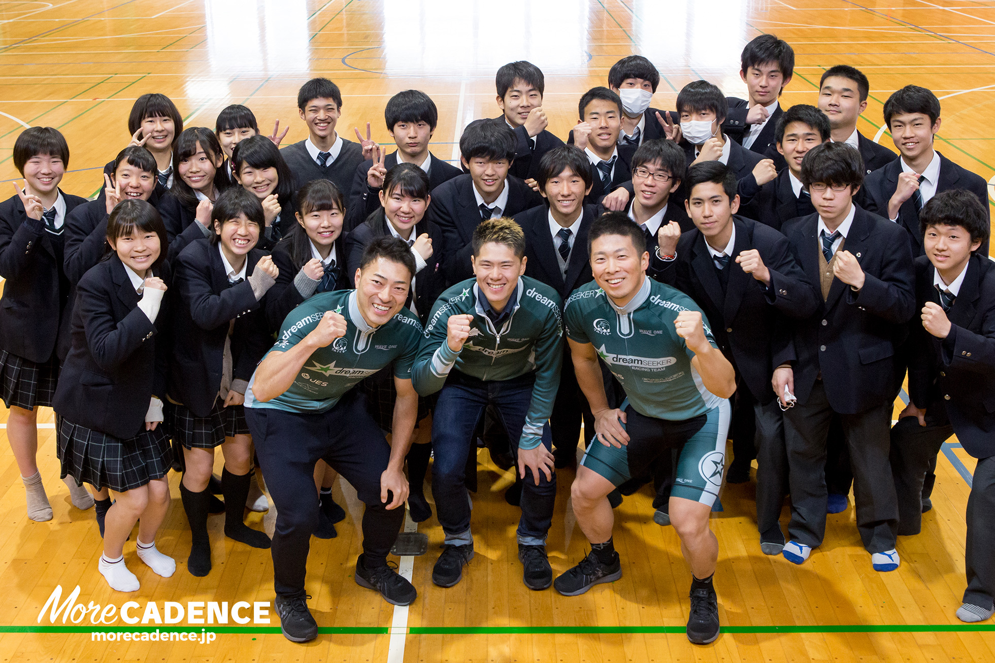 陸上部と選手集合写真