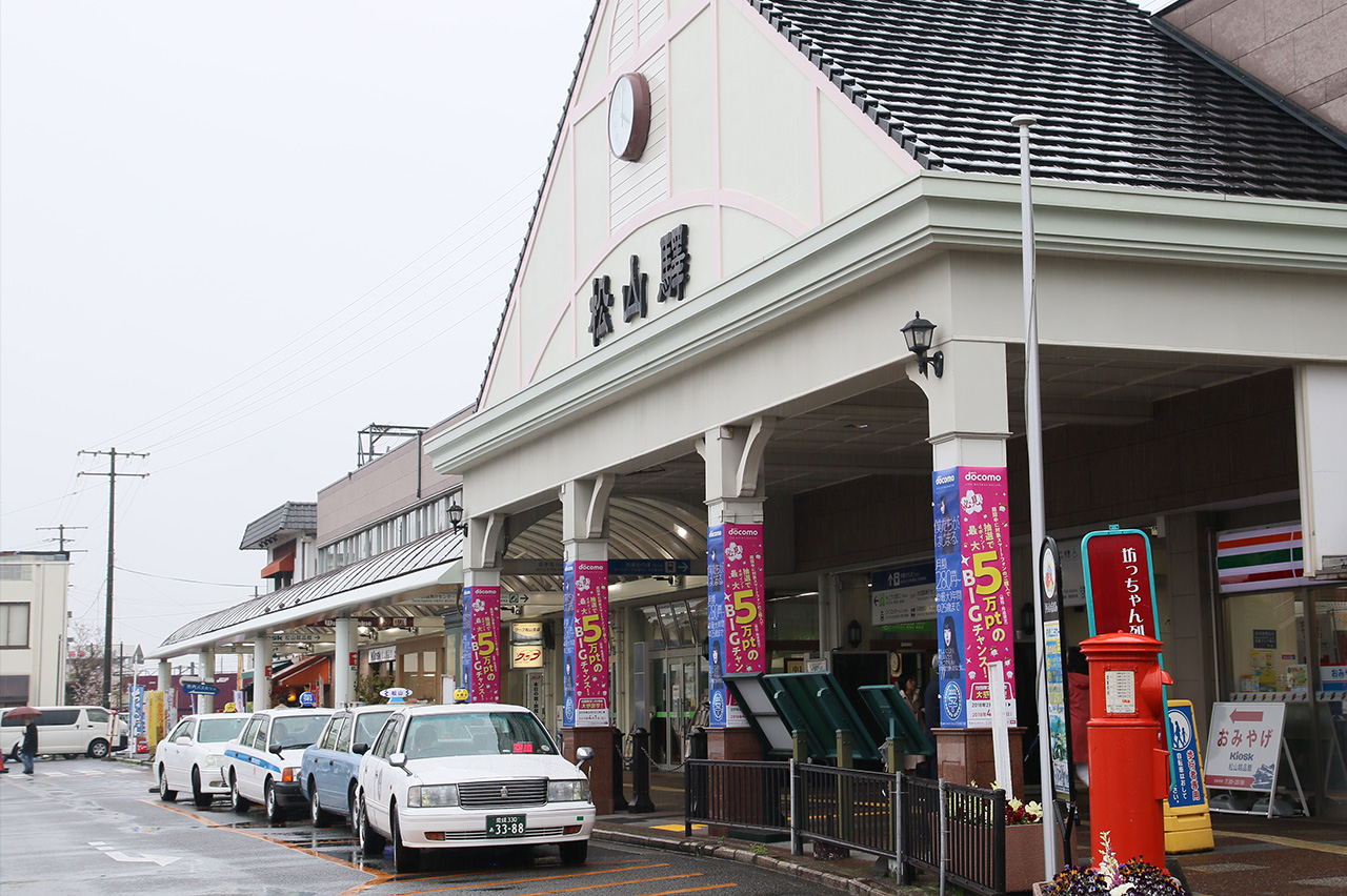 松山駅前のタクシーに助けを求めた