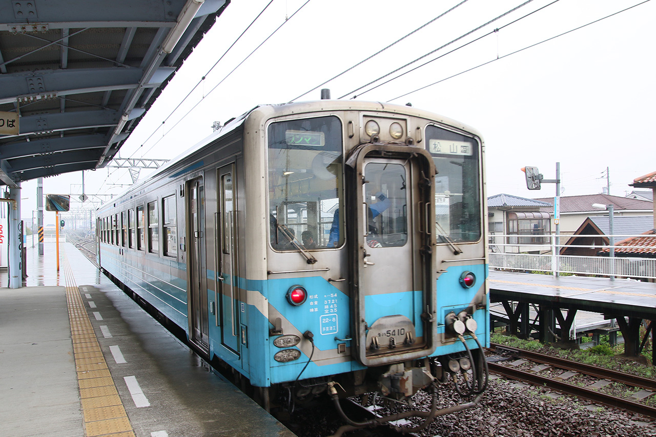 市坪駅を出て松山駅へ向かう予讃線