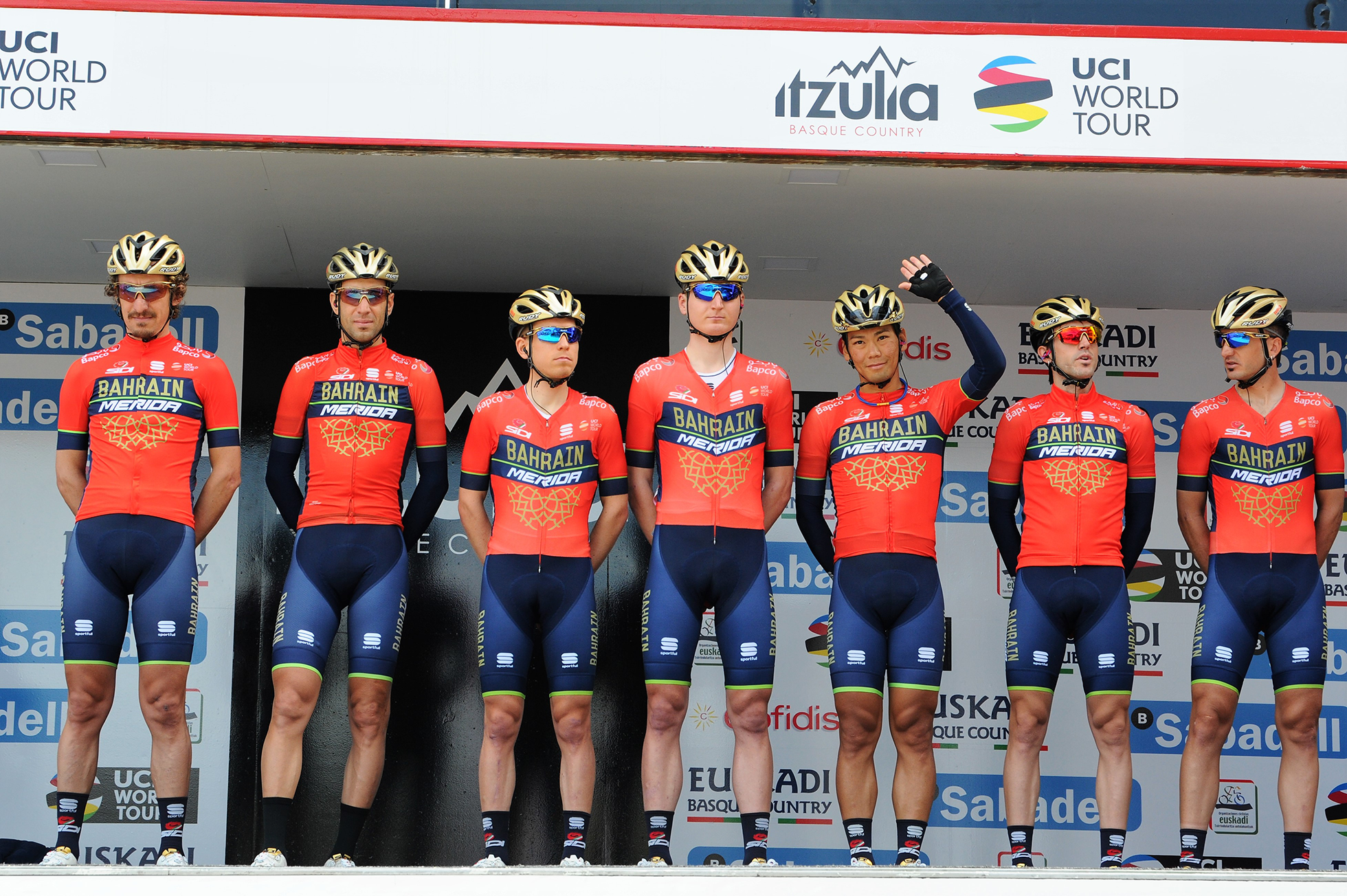 チームプレゼンテーションに登場したTeam BAHRAIN MERIDA。紹介され、 手を挙げて応える新城。photo Miwa IIJIMA