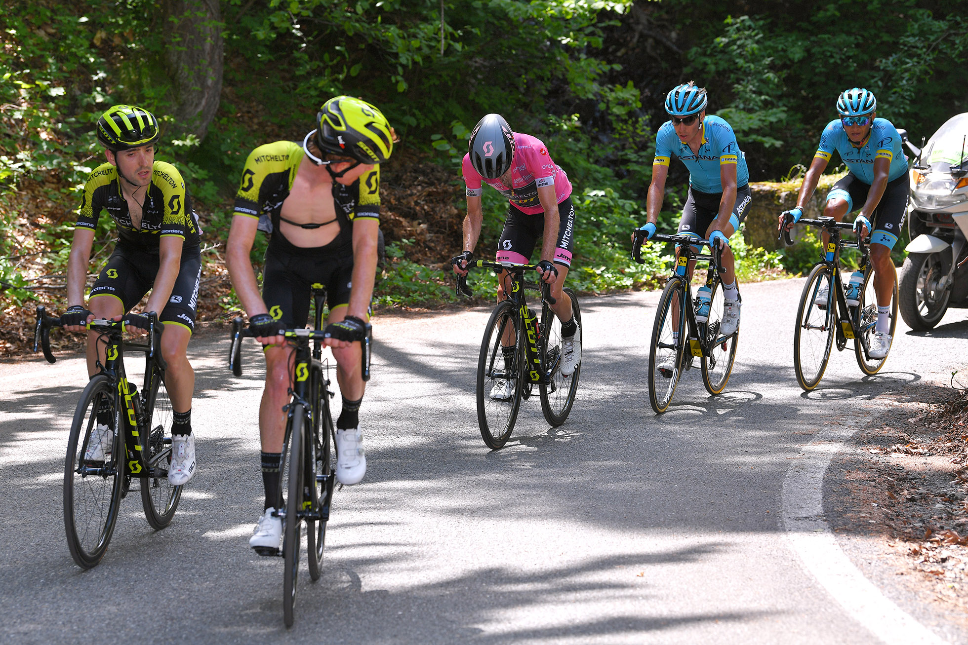 BARDONECCHIA - JAFFERAU, ITALY - MAY 25: t / Simon Yates of Great Britain and Team Mitchelton-Scott Pink Leader Jersey / Refreshing / Mikel Nieve Ituralde of Spain and Team Mitchelton-Scott / Jack Haig of Australia and Team Mitchelton-Scott / Pello Bilbao of Spain and Astana Pro Team / during the 101st Tour of Italy 2018, Stage 19 a 185km stage from Venaria Reale to Bardonecchia - Jafferau 1908m / Giro d'Italia / on May 25, 2018 in Turin, Italy. (Photo by Tim de Waele/Getty Images)