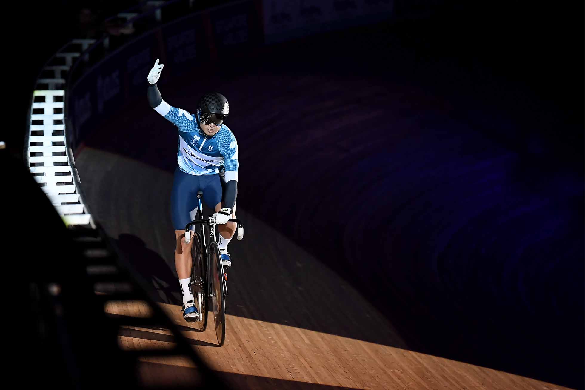 LONDON, ENGLAND - OCTOBER 25: Yuta Obara of Japan acknowledges the crowd during Day Four of the London Six Day Race at Lee Valley Velopark Velodrome on October 25, 2019 in London, England. (Photo by Alex Davidson/Getty Images)