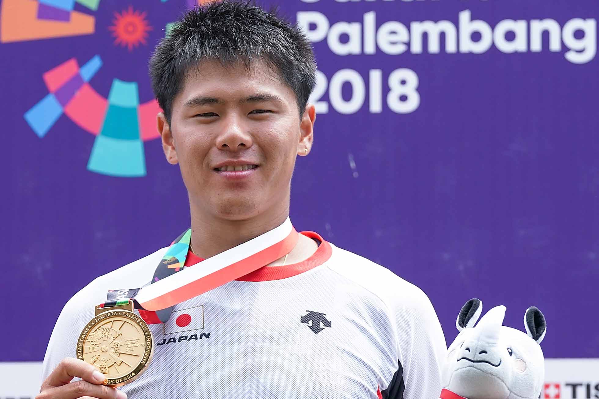 長迫吉拓 Asian Games - Day 7 JAKARTA, INDONESIA - AUGUST 25: Gold medallist Yoshitaku Nagasako of Japan celebrates on the podium after win the Men's BMX final on day seven of the Asian Games on August 25, 2018 in Jakarta, Indonesia. (Photo by Lintao Zhang/Getty Images)