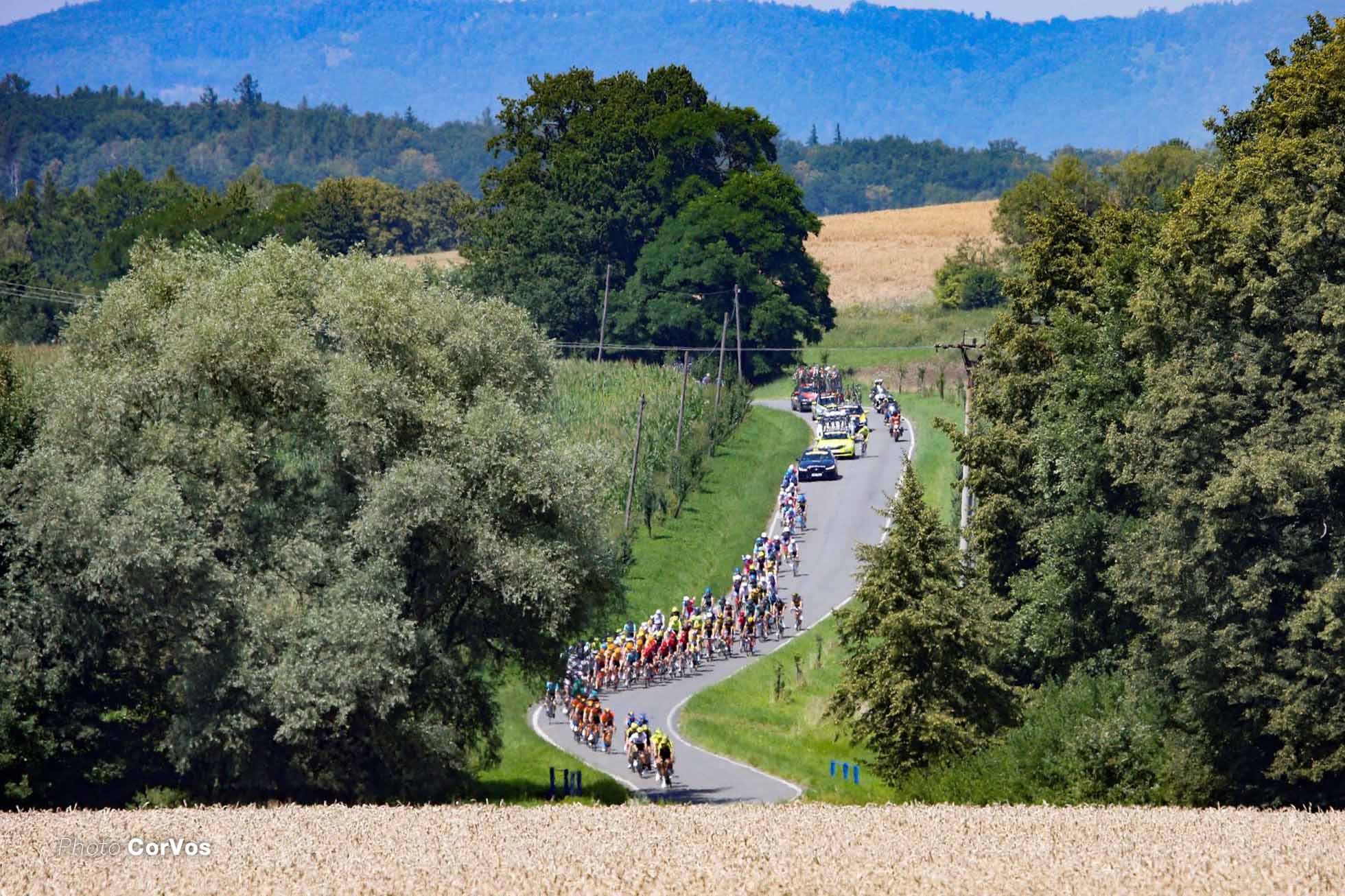 Czech Tour stage3 (2.1) チェコの丘陵地帯を行く集団 Photo CorVos