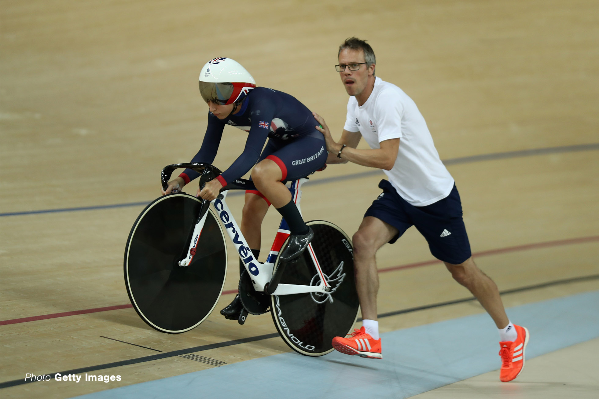 RIO DE JANEIRO, BRAZIL - AUGUST 16: Laura Trott of Great Britain gets a start from coach Paul Manning during the Women's Omnium Flying Lap 5\6 race on Day 11 of the Rio 2016 Olympic Games at the Rio Olympic Velodrome on August 16, 2016 in Rio de Janeiro, Brazil. (Photo by Bryn Lennon/Getty Images)