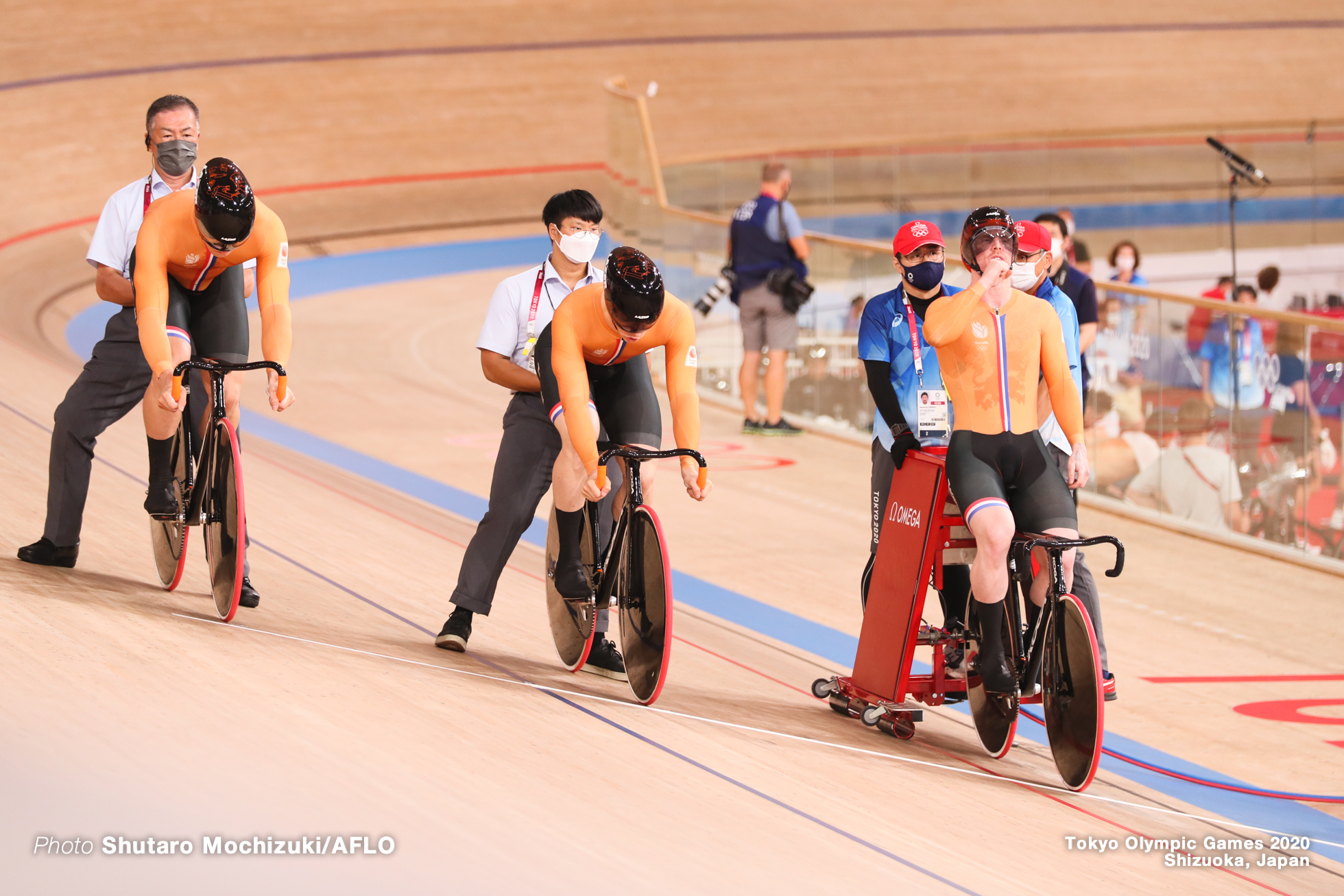 ロイ・バンデンバーグ Roy van den Berg (NED), ハリー・ラブレイセン Harrie Lavreysen (NED), ジュフリー・ホーフラント Jeffrey Hoogland (NED), Men's Team Sprint 1st Round AUGUST 3, 2021 - Cycling : during the Tokyo 2020 Olympic Games at the Izu Velodrome in Shizuoka, Japan. (Photo by Shutaro Mochizuki/AFLO)