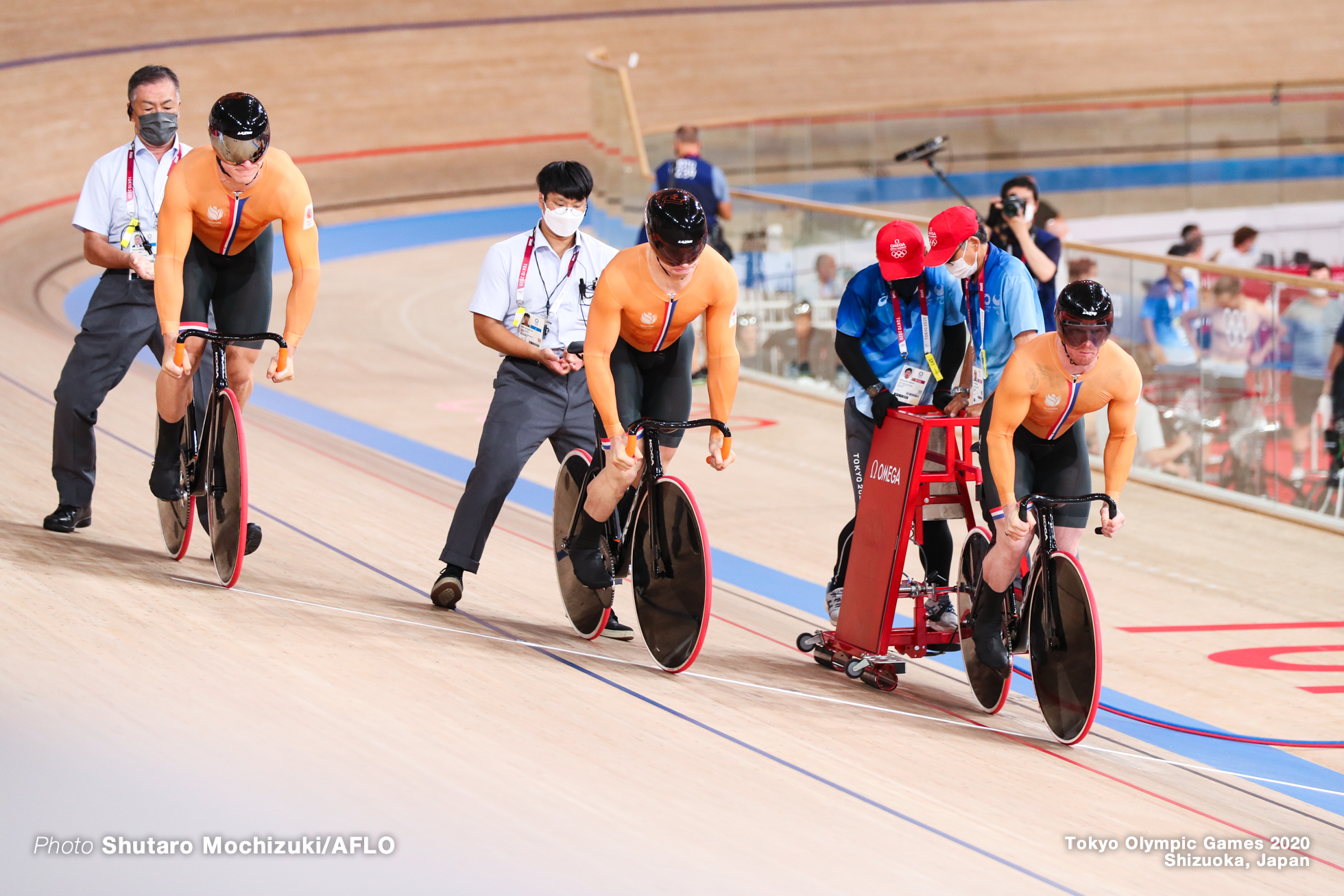 ロイ・バンデンバーグ Roy van den Berg (NED), ハリー・ラブレイセン Harrie Lavreysen (NED), ジュフリー・ホーフラント Jeffrey Hoogland (NED), Men's Team Sprint 1st Round AUGUST 3, 2021 - Cycling : during the Tokyo 2020 Olympic Games at the Izu Velodrome in Shizuoka, Japan. (Photo by Shutaro Mochizuki/AFLO)