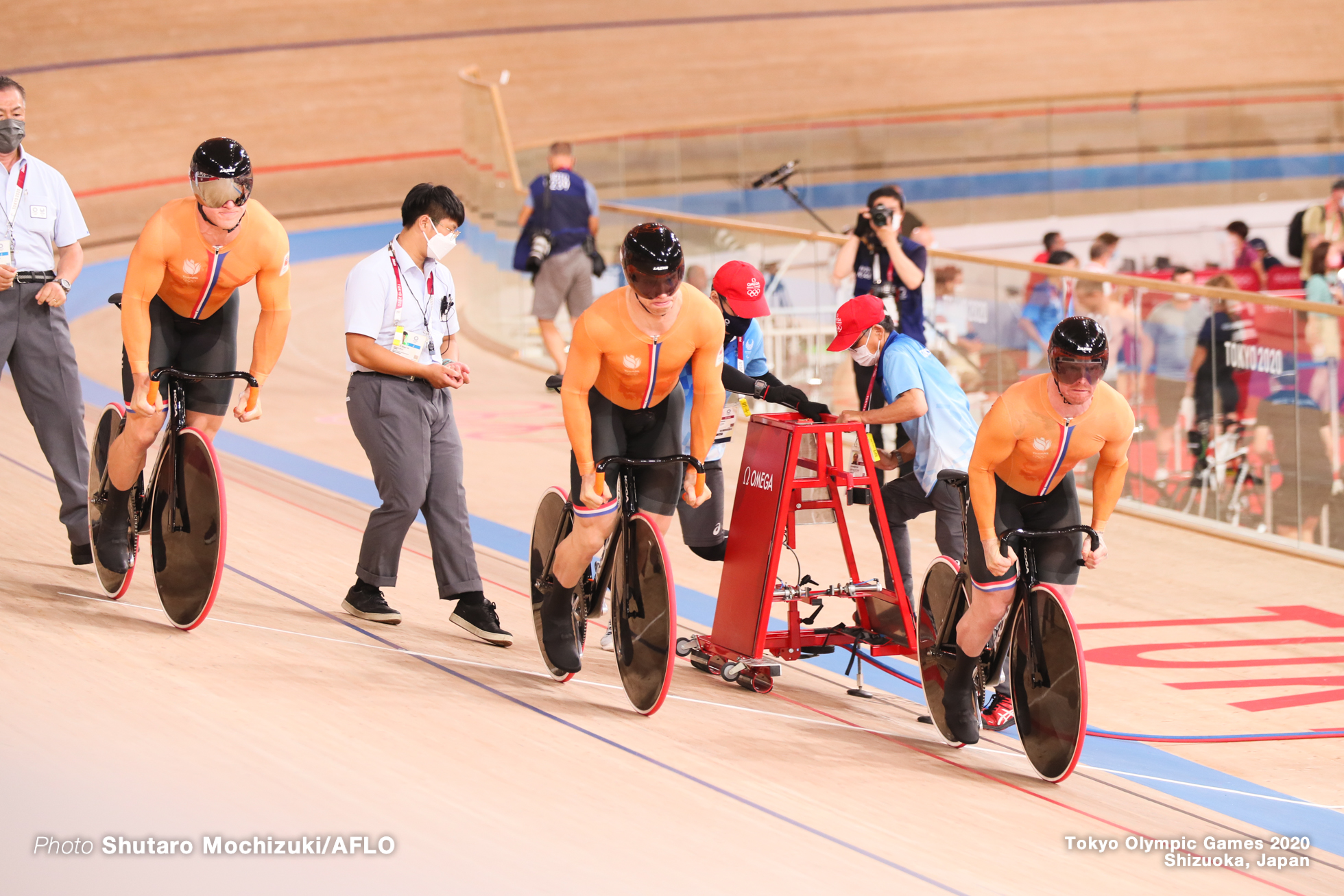 ロイ・バンデンバーグ Roy van den Berg (NED), ハリー・ラブレイセン Harrie Lavreysen (NED), ジュフリー・ホーフラント Jeffrey Hoogland (NED), Men's Team Sprint 1st Round AUGUST 3, 2021 - Cycling : during the Tokyo 2020 Olympic Games at the Izu Velodrome in Shizuoka, Japan. (Photo by Shutaro Mochizuki/AFLO)