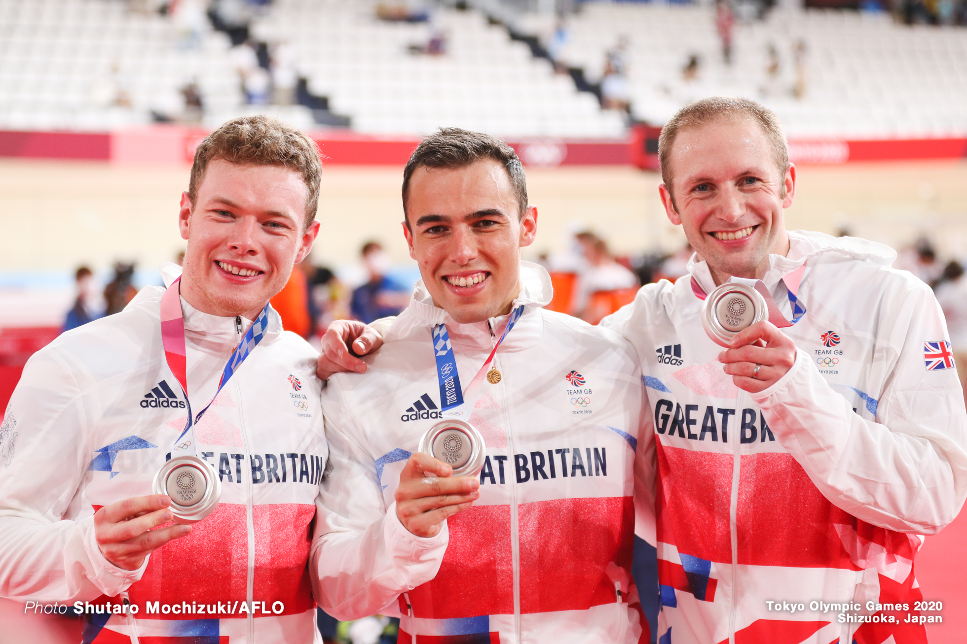 ライアン・オーウェンス Ryan Owens (GBR), ジャック・カーリン Jack Carlin (GBR), ジェイソン・ケニー Jason Kenny (GBR), Men's Team Sprint Final AUGUST 3, 2021 - Cycling : during the Tokyo 2020 Olympic Games at the Izu Velodrome in Shizuoka, Japan. (Photo by Shutaro Mochizuki/AFLO)