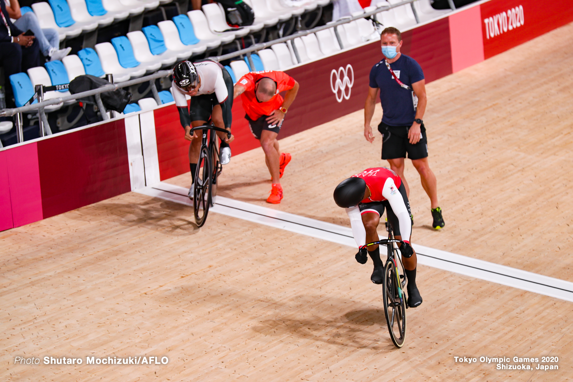 ニコラス・ポール Paul Nicholas (TTO), 脇本雄太 Yuta Wakimoto (JPN), Men's Sprint 1/8 Final AUGUST 5, 2021 - Cycling : during the Tokyo 2020 Olympic Games at the Izu Velodrome in Shizuoka, Japan. (Photo by Shutaro Mochizuki/AFLO)