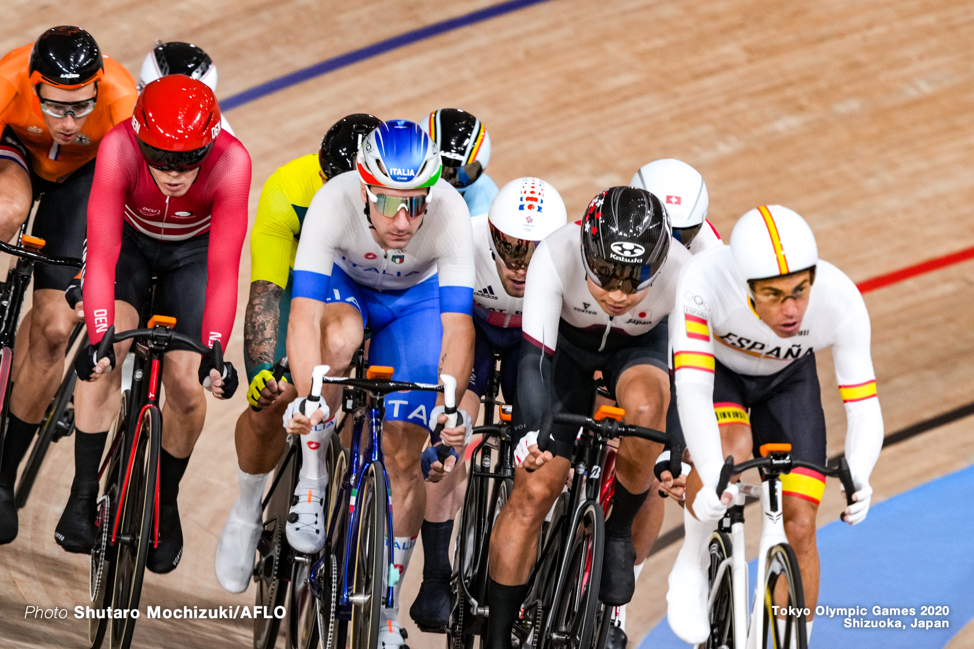 エリア・ビビアーニ Elia Viviani (ITA), 橋本英也 Eiya Hashimoto (JPN), アルベルト・トーレス Albert Torres (ESP), Men's Omnium Elimination Race 3/4 AUGUST 5, 2021 - Cycling : during the Tokyo 2020 Olympic Games at the Izu Velodrome in Shizuoka, Japan. (Photo by Shutaro Mochizuki/AFLO)