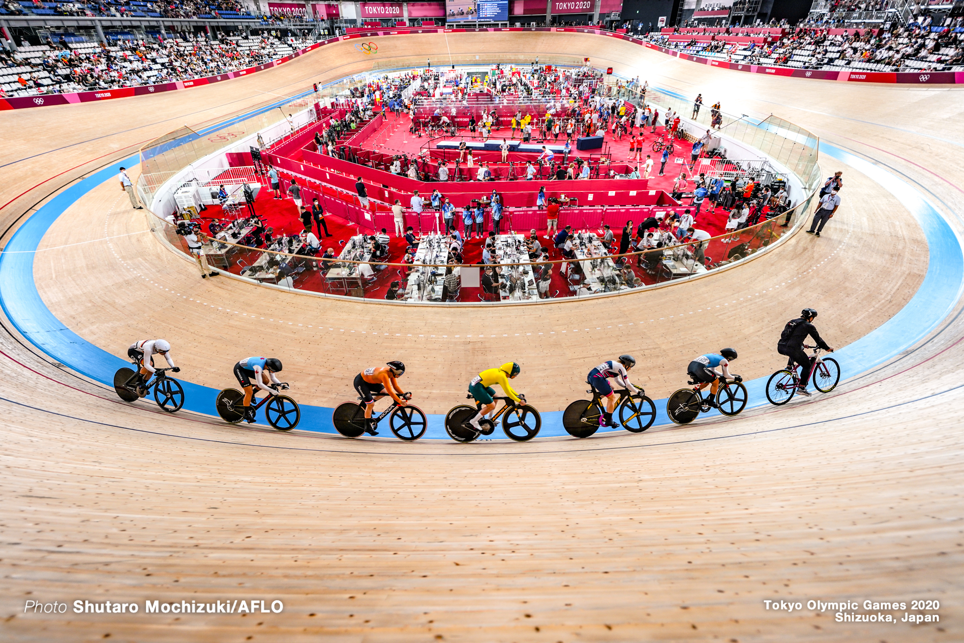 カーリー・マカラク Kaarle Mcculloch (AUS), ローリン・ジェネスト Lauriane Genest (CAN), ケルシー・ミシェル Kelsey Mitchell (CAN), エマ・ヒンツェ Emma Hinze (GER), シェーン・ブラスペニンクス Shanne Braspennincx (NED), ダリア・シュメレワ Daria Shmeleva (ROC), Women's Keirin Semi-Final AUGUST 5, 2021 - Cycling : during the Tokyo 2020 Olympic Games at the Izu Velodrome in Shizuoka, Japan. (Photo by Shutaro Mochizuki/AFLO)