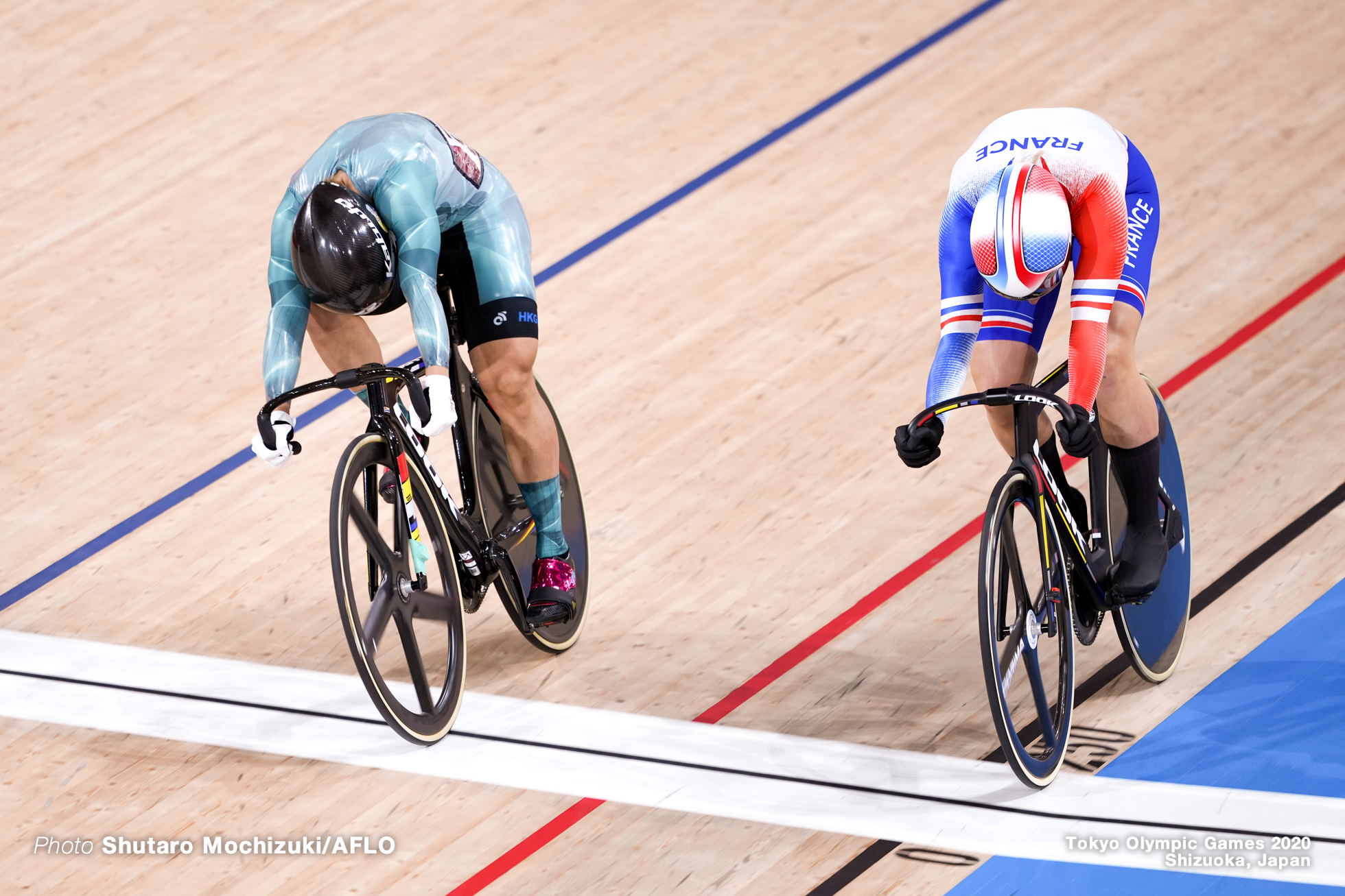 マチルド・グロ Mathilde Gros (FRA), 李慧詩 リー・ワイジー Lee Wai Sze (HKG), Women's Sprint 1/8 FinalAUGUST 7, 2021 - Cycling : during the Tokyo 2020 Olympic Games at the Izu Velodrome in Shizuoka, Japan. (Photo by Shutaro Mochizuki/AFLO)