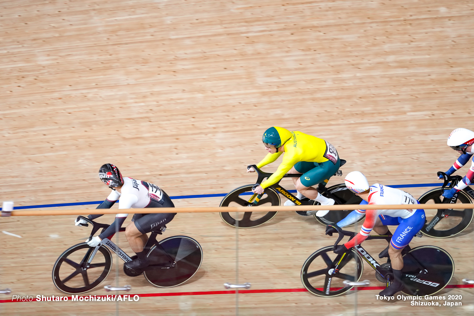 マシュー・リチャードソン Matthew Richardson (AUS), ライアン・エラル Rayan Helal (FRA), 新田祐大 Yudai Nitta (JPN), Men's Keirin Quarter-Final AUGUST 8, 2021 - Cycling : during the Tokyo 2020 Olympic Games at the Izu Velodrome in Shizuoka, Japan. (Photo by Shutaro Mochizuki/AFLO)