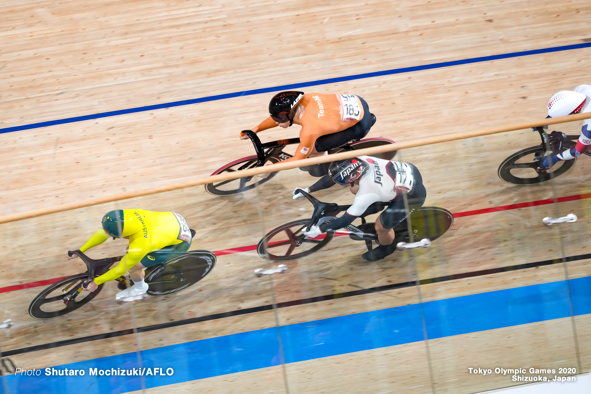 Men's Keirin Quarter-Final マシュー・リチャードソン Matthew Richardson (AUS), 新田祐大 Yudai Nitta (JPN), ハリー・ラブレイセン Harrie Lavreysen (NED), AUGUST 8, 2021 - Cycling : during the Tokyo 2020 Olympic Games at the Izu Velodrome in Shizuoka, Japan. (Photo by Shutaro Mochizuki/AFLO)