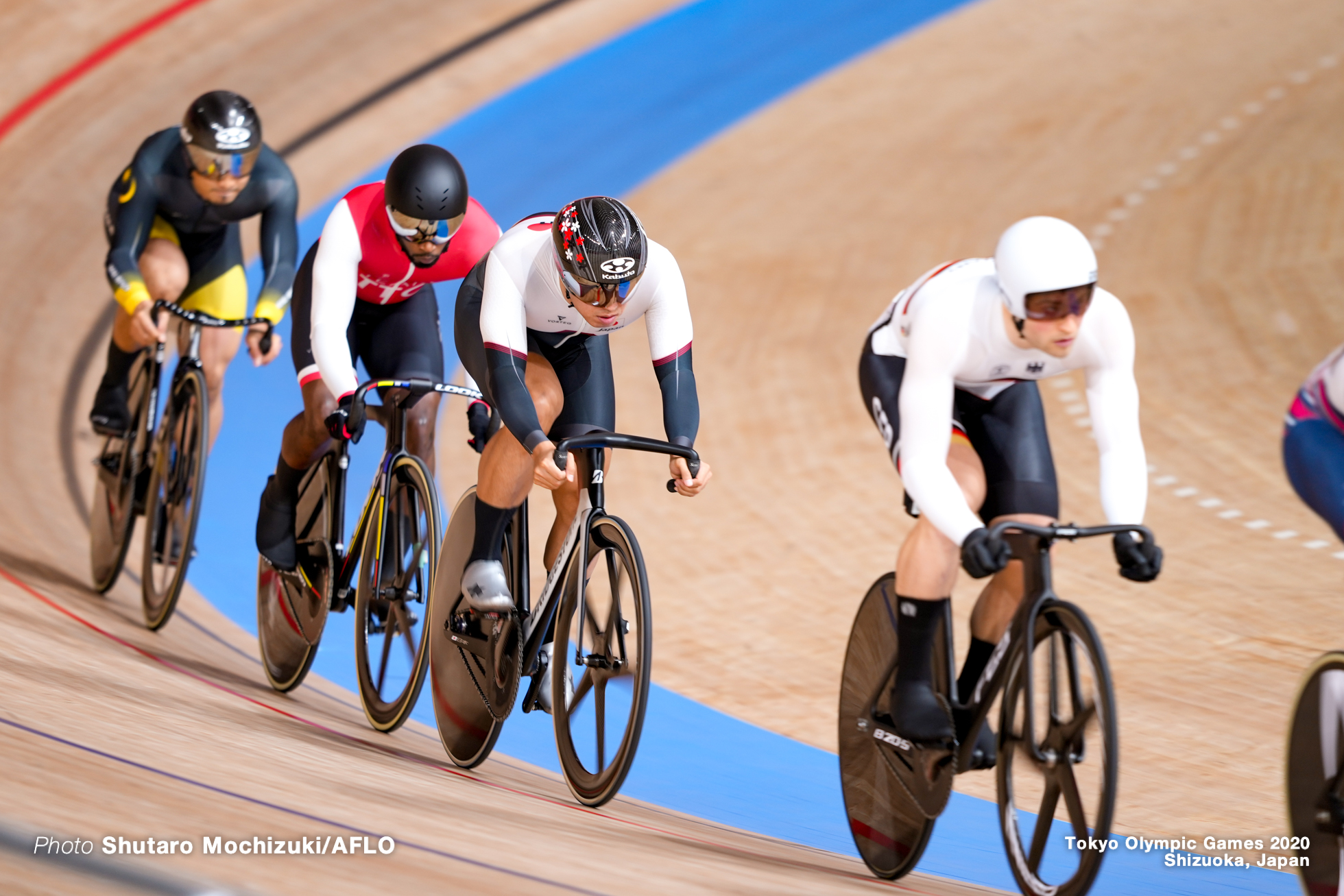 Men's Keirin Quarter-Final シュテファン・ボティシャー Stefan Boetticher (GER), 脇本雄太 Yuta Wakimoto (JPN), アジズルハスニ・アワン Mohd Azizulhasni Awang (MAS), AUGUST 8, 2021 - Cycling : during the Tokyo 2020 Olympic Games at the Izu Velodrome in Shizuoka, Japan. (Photo by Shutaro Mochizuki/AFLO)