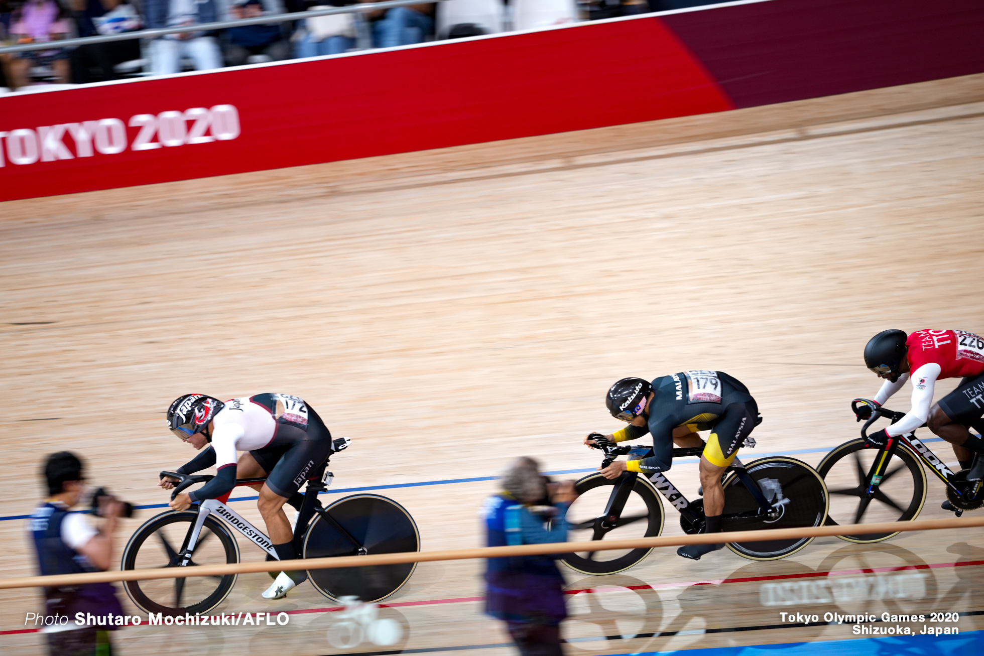 脇本雄太 Yuta Wakimoto (JPN), アジズルハスニ・アワン Mohd Azizulhasni Awang (MAS), クウェシ・ブラウン Kwesi Browne (TTO), Men's Keirin Quarter-Final AUGUST 8, 2021 - Cycling : during the Tokyo 2020 Olympic Games at the Izu Velodrome in Shizuoka, Japan. (Photo by Shutaro Mochizuki/AFLO)