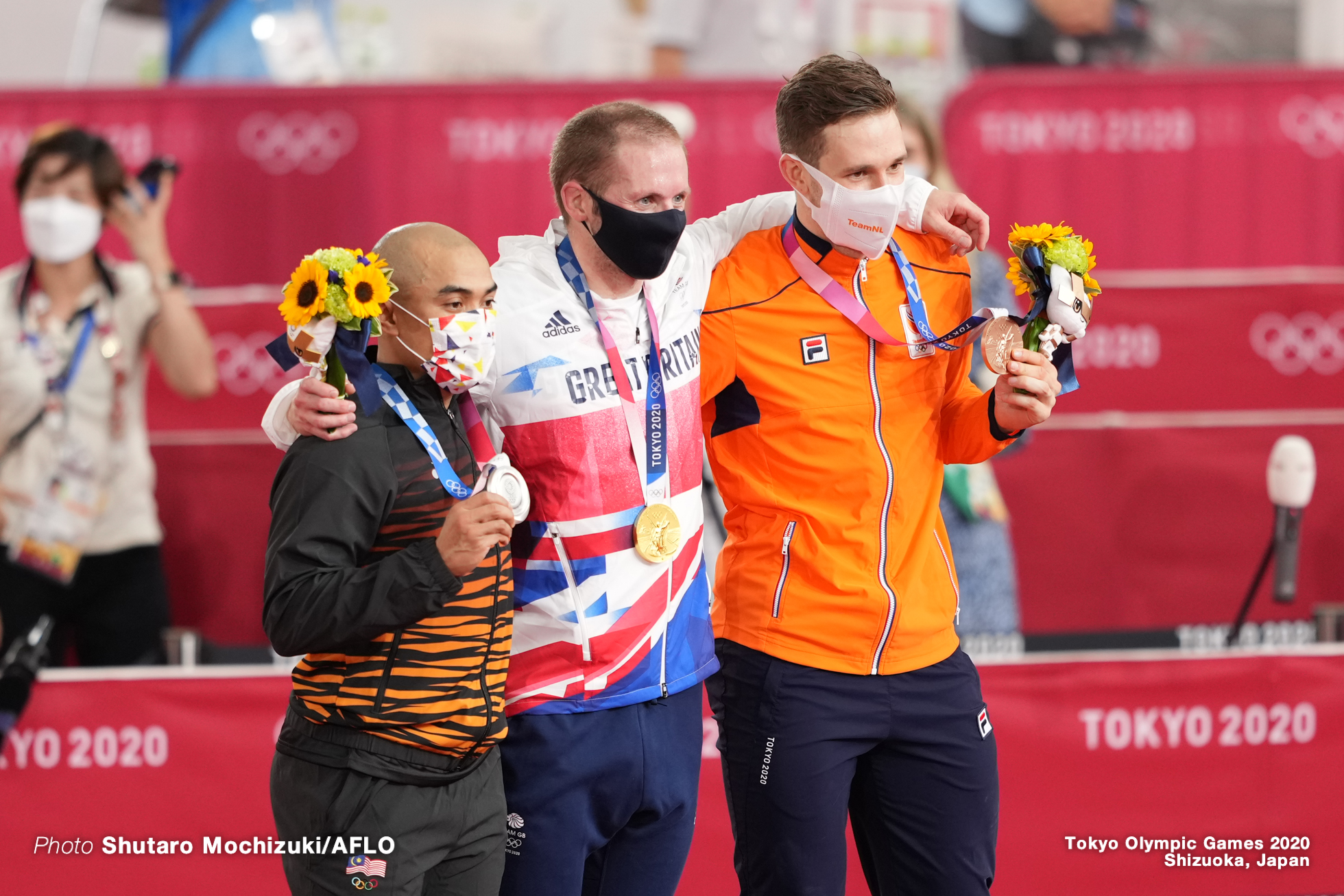 ジェイソン・ケニー Jason Kenny (GBR), アジズルハスニ・アワン Mohd Azizulhasni Awang (MAS), ハリー・ラブレイセン Harrie Lavreysen (NED), Men's Keirin Final 1-6 AUGUST 8, 2021 - Cycling : during the Tokyo 2020 Olympic Games at the Izu Velodrome in Shizuoka, Japan. (Photo by Shutaro Mochizuki/AFLO)