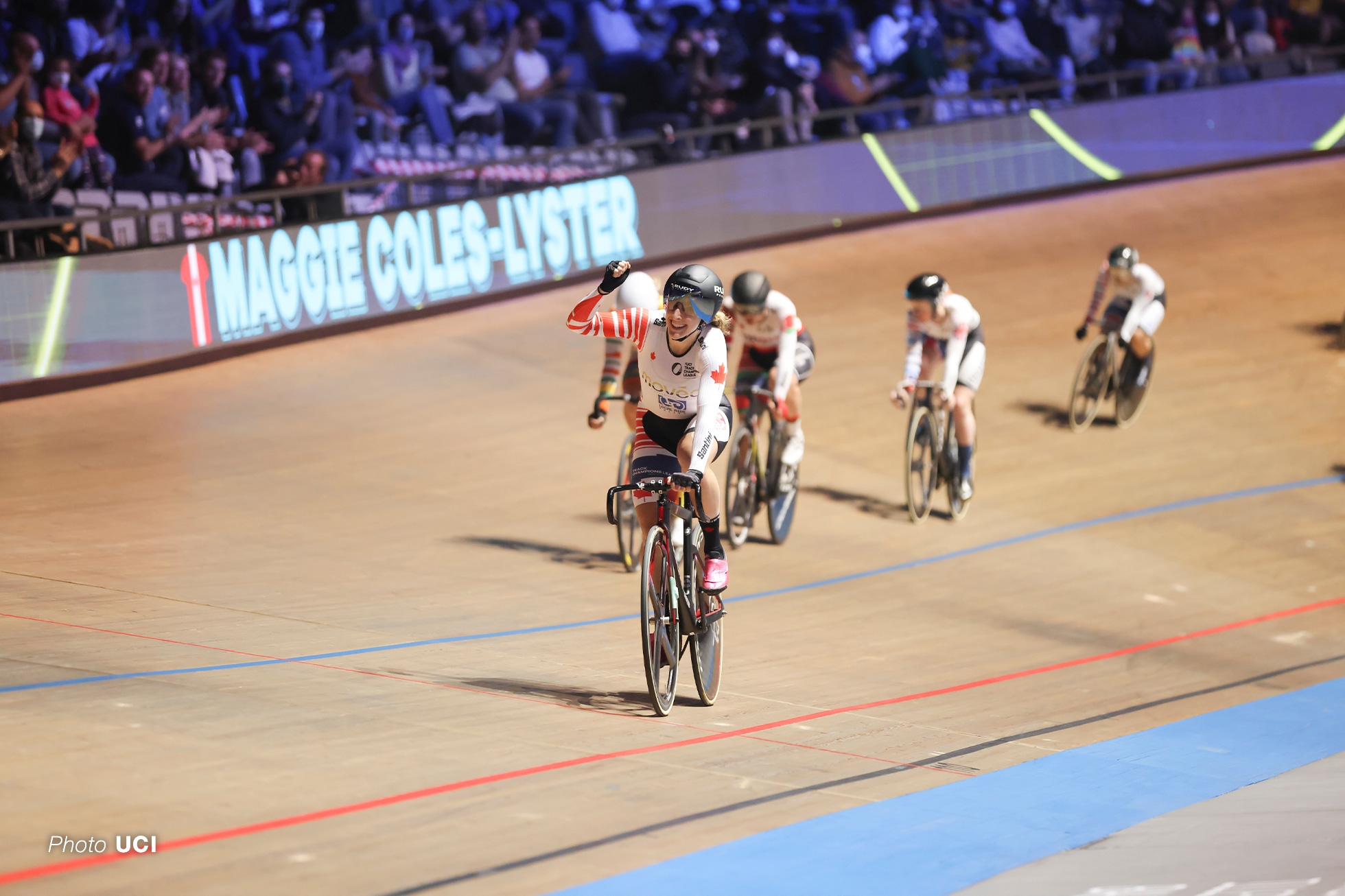 Maggie Coles-Lyster celebrates winning the women's scratch race UCIトラックチャンピオンズリーグ第1戦