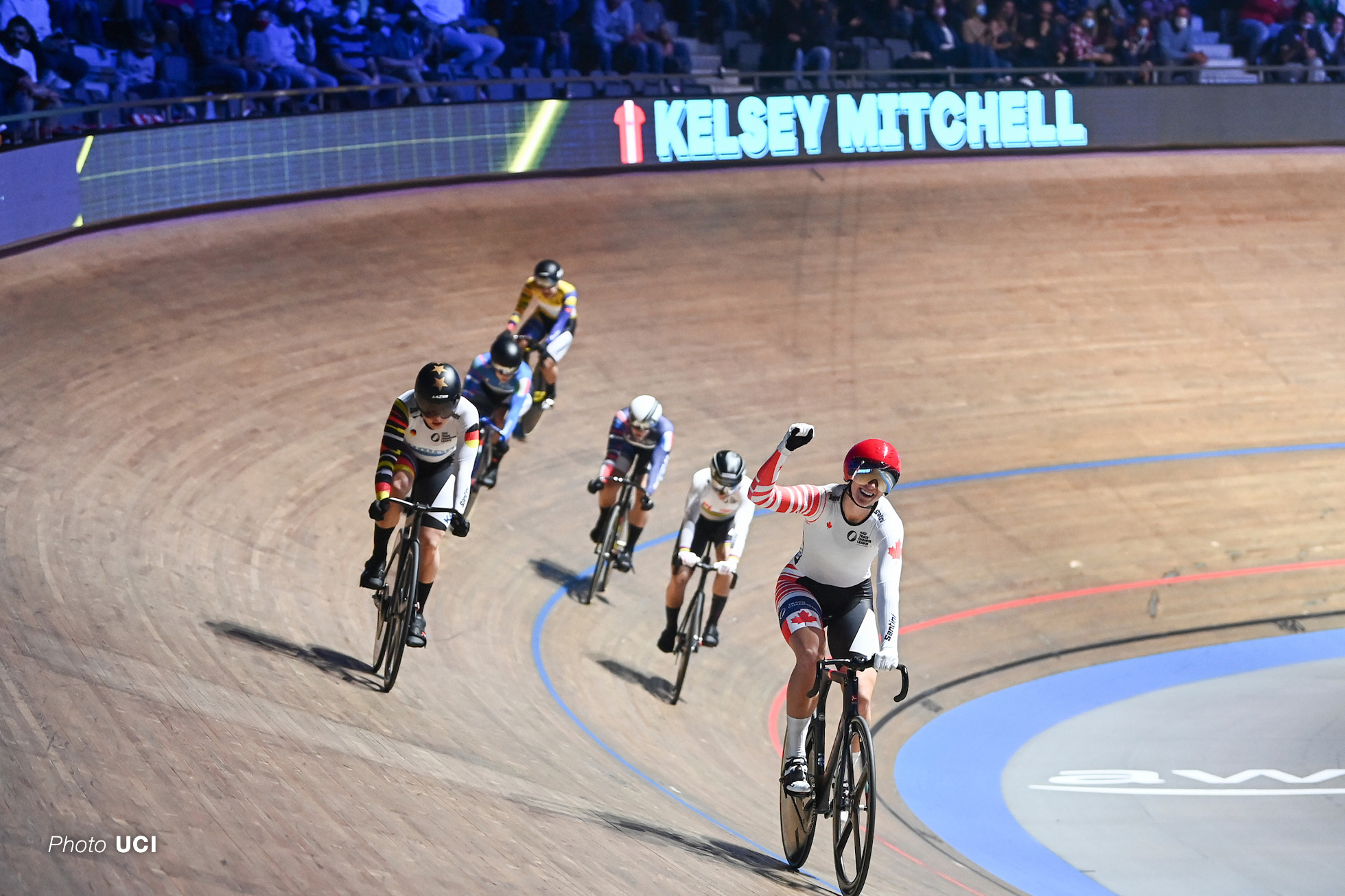 Mitchell celebrates winning the women's Keirin UCIトラックチャンピオンズリーグ第1戦