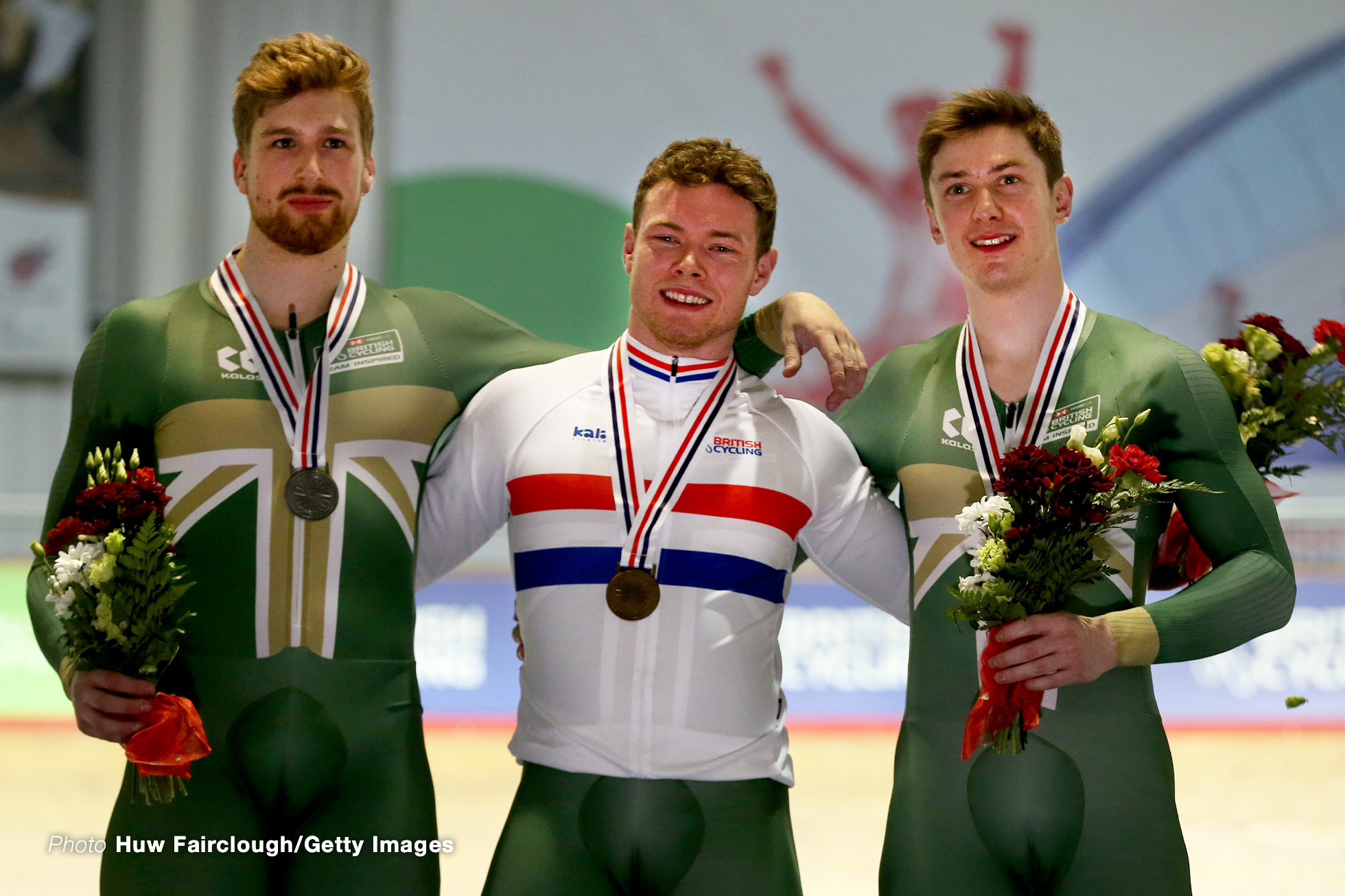 ジャック・カーリン ジョセフ・トルーマン ハーミッシュ・タンブル NEWPORT, WLES - MARCH 05: Jack Carling (C) celebrates winning the Mens sprint with Joe Truman (L) second and Hamish Turnbull (R) third at the British Cycling National Track Championships 2022 at The Geraint Thomas National Velodrome of Wales on March 05, 2022 in Newport, Wales. (Photo by Huw Fairclough/Getty Images)