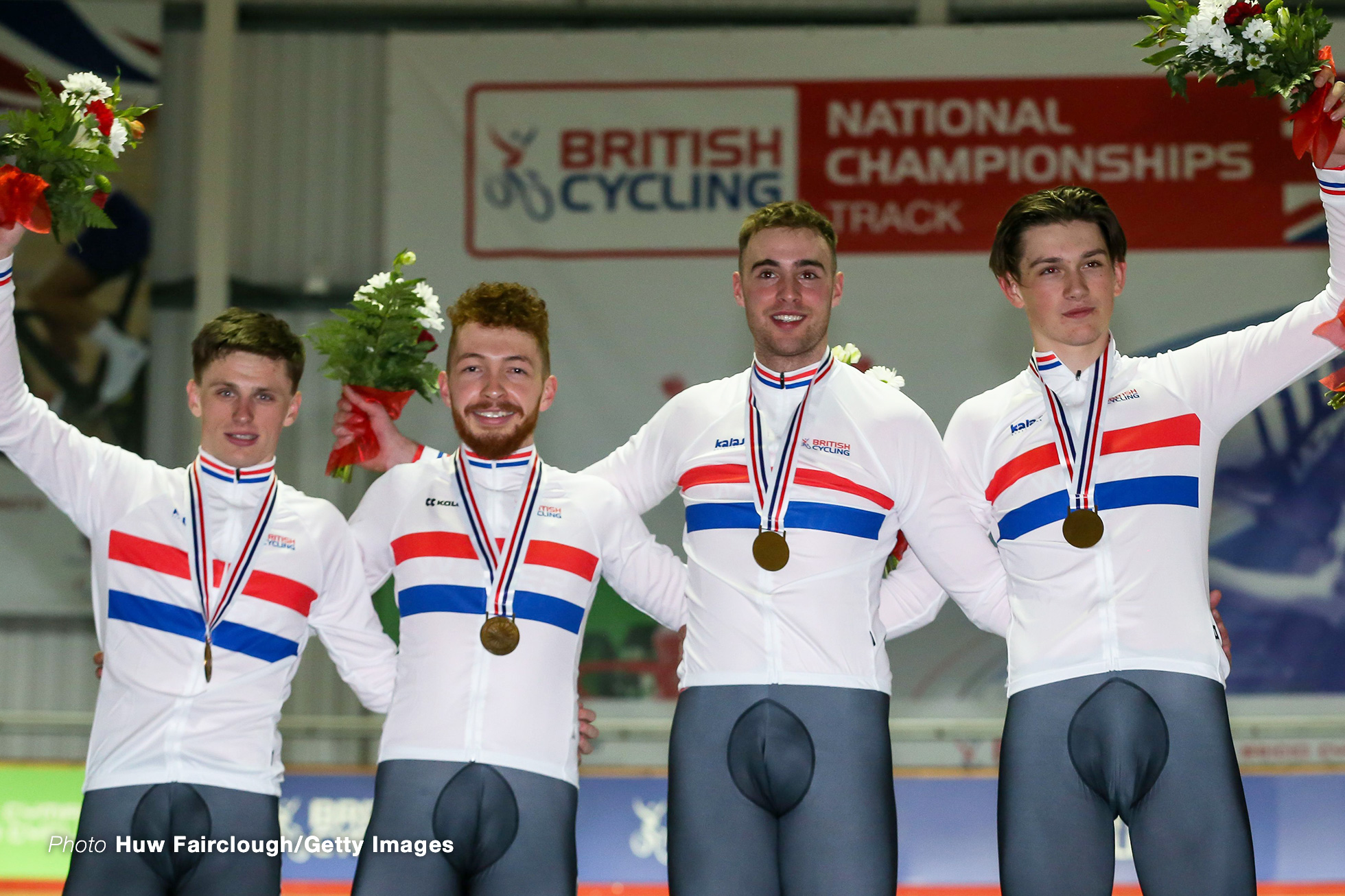 ジョー・ホルト ウィリアム・ロバーツ ハーベイ・マクノートン ジョシュア・ターリング NEWPORT, WALES - MARCH 06: The Wales Mens pursuit team celebrate on the podium, L-R Joe Holt, Will Roberts, Harvey Mcnaughton and Josh Tarling at the British Cycling National Track Championships 2022 at The Geraint Thomas National Velodrome of Wales on March 06, 2022 in Newport, Wales. (Photo by Huw Fairclough/Getty Images)