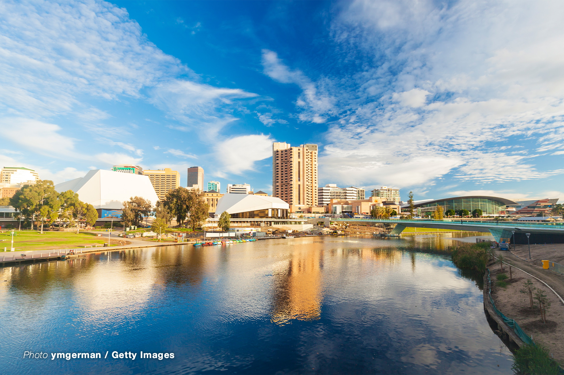 Adelaide city centre across the River Torrens / photo ymgerman