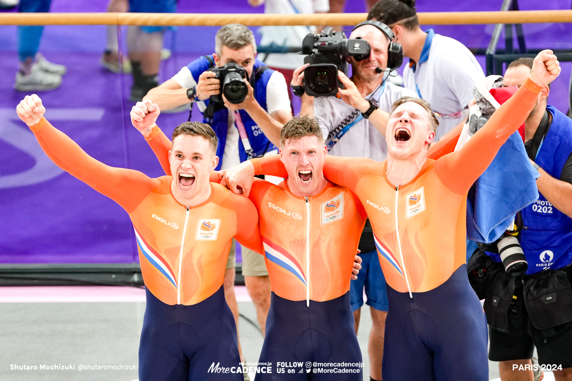 ジェフリー・ホーフラント HOOGLAND Jeffrey, ハリー・ラブレイセン LAVREYSEN Harrie, ロイ・バンデンバーグ van den BERG Roy, Netherlands, mens team sprint, Olympic Games Paris 2024, Saint-Quentin-en-Yvelines Velodrome, August 06, 2024 in Paris, France