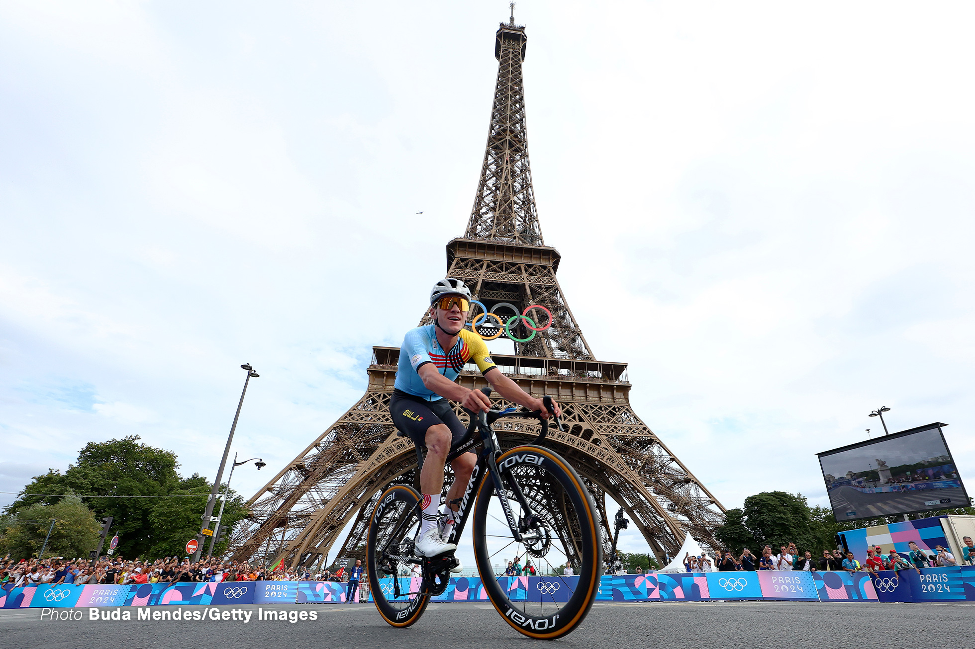 PARIS, FRANCE - AUGUST 03: Gold medalist winner Remco Evenepoel of Team Belgium celebrates with the Eiffel Tower in the background during the Men's Road Race on day eight of the Olympic Games Paris 2024 at trocadero on August 03, 2024 in Paris, France. (Photo by Buda Mendes/Getty Images)